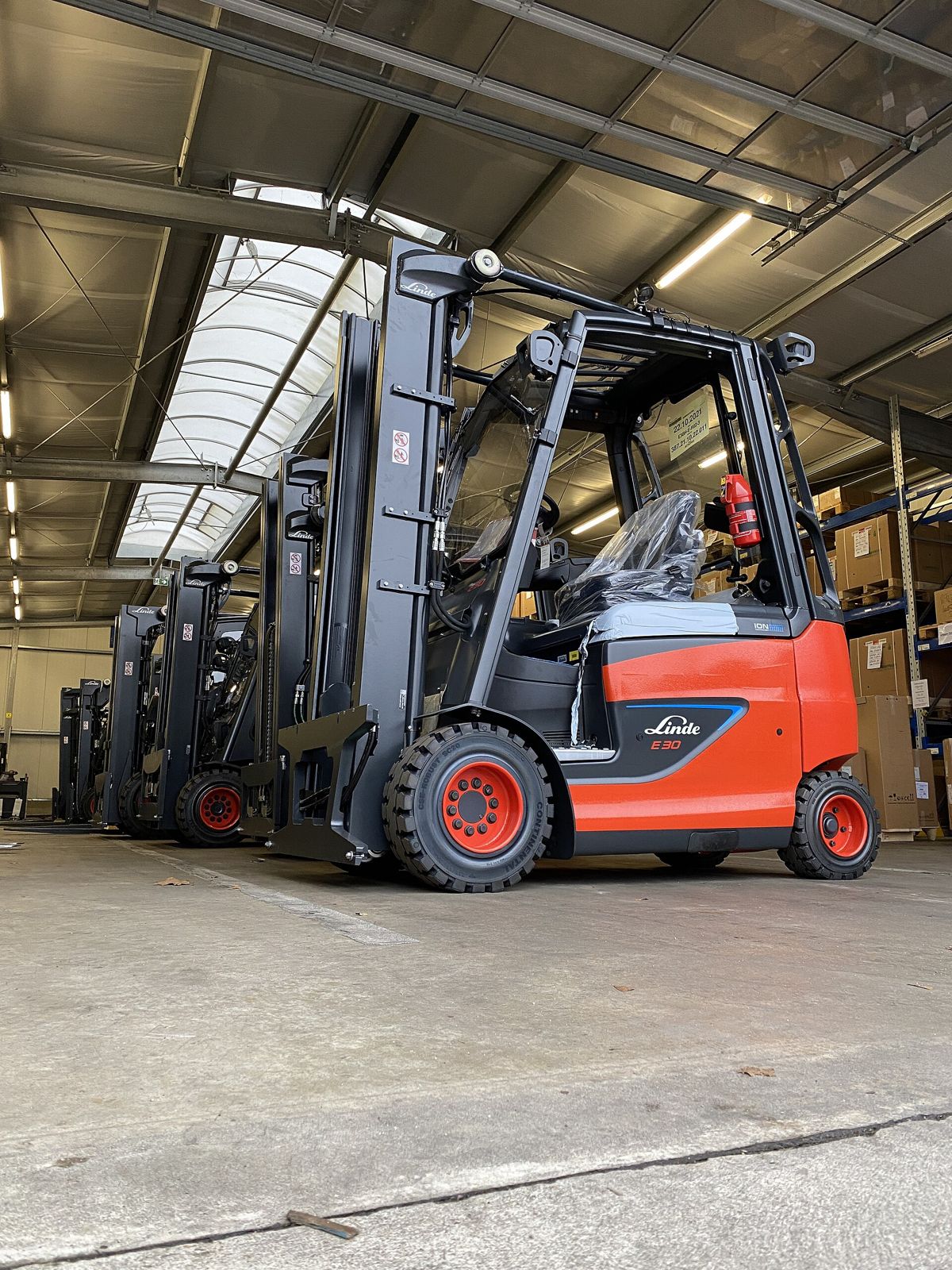 Depoda sıralanmış Linde elektrikli forkliftler